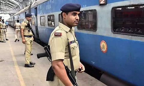 रेल्वेतून रेमडेसिव्हीर, ऑक्सिजन तस्करीची शक्यता; RPF करतेय पार्सलची 'रॅण्डम' तपासणी