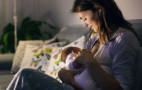 आईला स्तनपानाची चिंता; जाणून घ्या डॉ. खापेकरांकडून प्रश्नांचे उत्तर