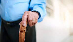 वृद्धांविषयी नवीन रिपोर्ट; ताप नसतानाही होऊ शकतो कोरोना?