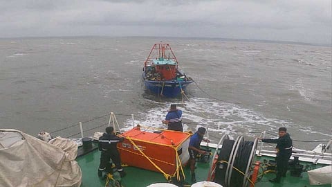 खवळलेल्या समुद्रात कोस्ट गार्डचं यशस्वी ऑपरेशन