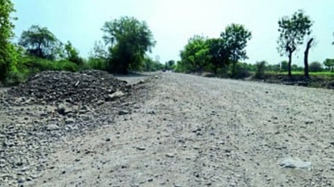 बाळापूर तालुक्यात दोन वर्षांपासून रस्ते उठले जीवावर; पाहिलीच नाही एसटी