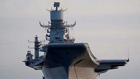 विमानवाहू युद्धनौका विक्रमादित्य वर आग