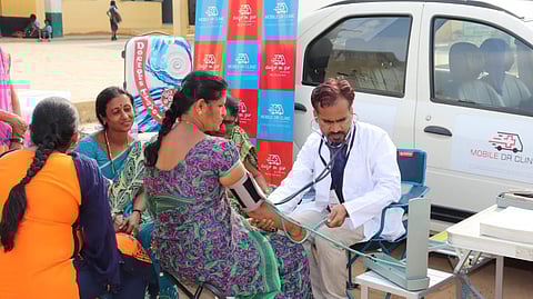 सलाम! कोविड रुग्णांच्या घरी जाऊन ते करतात उपचार