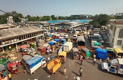 पुणे मार्केटयार्डातील फळविभागामधील बारा बेशिस्त अडत्यांवर दंडात्मक कारवाई