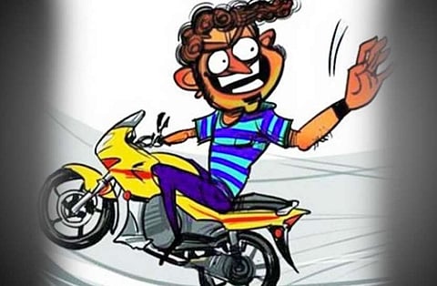 तपासणीच्या नावाने आले आणि व्यापाऱ्याला लुटून गेले !