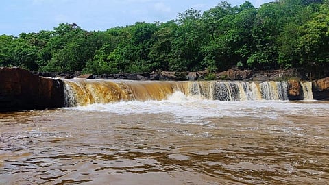 Tauktae Cyclone Effect : आजर्यात हिरण्यकेशी पात्राबाहेर; शेतीसह कृषी पंपांचे नुकसान