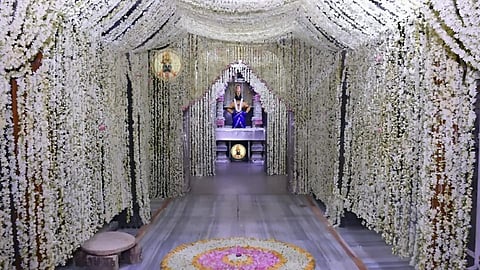 मोहिनी भागवत एकादशीनिमित्त विठ्ठल-रुक्मिणी मंदिरात रंगीबेरंगी फुलांची सजावट