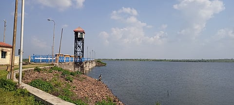 एकीकडे मन नदीवरील शिर्ला डॅम उन्हाळ्यातही असा तुडुंब आहे, तर दुसरीकडे खामगाववासीयांच्या घशाला कोरड आहे. बाबू अच्छेलाल यांनी डॅमची पाहणी केली.