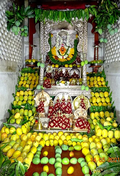 पैठण (जि.औरंगाबाद)  : संत एकनाथ महाराजांच्या वाडा मंदिरात अक्षय तृतीयानिमित्त विजयी पांडुरंगाच्या मूर्तीला केशर आंब्याची केलेली आरास.