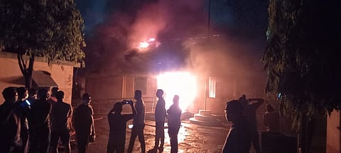 वर्धेतील इंग्रज कालीन इमारतीला आग; राणीलक्ष्मीबाई यांच्या भावाने केले काम