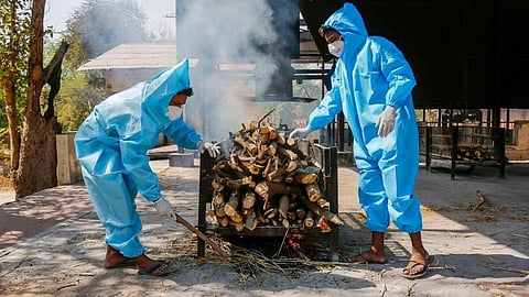 अखंड माणूसकीची शिकवण; मुस्लिम महिलेने केले कोरोना मृत्यावर अंत्यसंस्कार