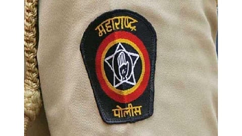 'खाकी'तली माणुसकी; बेशुद्ध फिरस्त्याचा वाचवला जीव