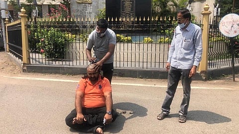 इस्लामपुरात मराठा समितीच्या कार्यकर्त्यांकडून मुंडन; आरक्षण रद्दचा नोंदवला जाहीर निषेध