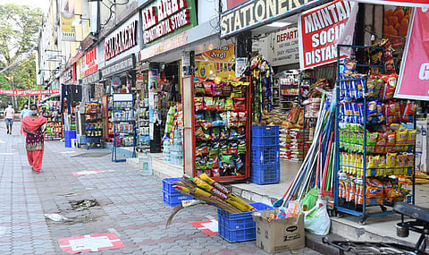 दुकानदारांनो, ११ च्या आत दुकानं करा बंद; आतापर्यंत नऊ लाखांचा दंड वसूल