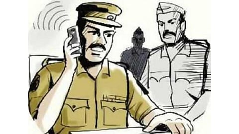 हॅलो साहेब... शेजाऱ्यानं कचरा रस्त्यावर फेकलाय; मुलही 'धिंगाणा' घालताहेत!