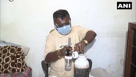 पत्नीचे दागिने गहाण ठेवून कोरोनाग्रस्तांना पुरवतोय मोफत ऑक्सिजन