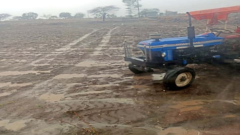 शिवना (ता. सिल्लोड, जि.औरंगाबाद): जोरदार पावसामुळे शेतांतील ट्रॅक्टरद्वारे मशागतीचे थांबलेले काम.