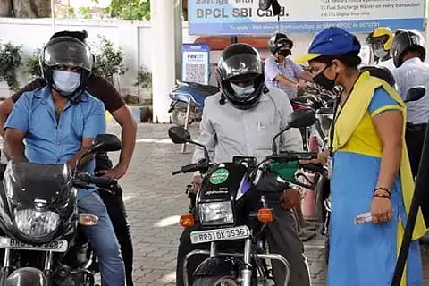 सर्वसामान्यांचे हाल-बेहाल! पेट्रोल दरवाढ आणि महागाईमुळे खिसा रिकामा