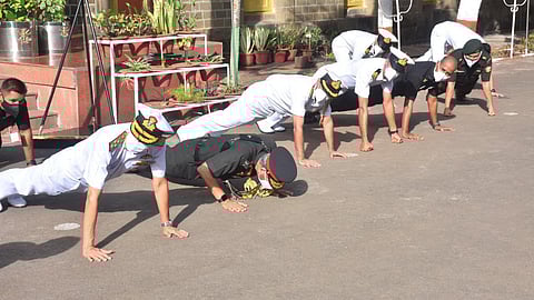 नौदल प्रमुखांनी पुण्यातील कॅडेट्सना दिलं पुश अप चॅलेंज; पाहा PHOTO