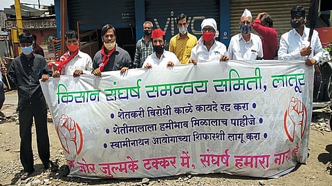 लातूर : केंद्र शासनाच्या शेतकरी विरोधी कायद्याच्या विरोधात किसान संघर्ष समन्वय समितीच्या वतीने येथे निषेध आंदोलन करण्यात आले.