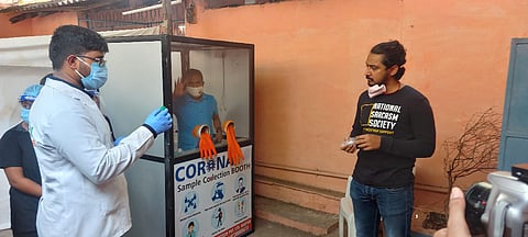 नव्या ‘सलाईन गार्गल-आरटीपीसीआर' चाचणी करताना नागरिक