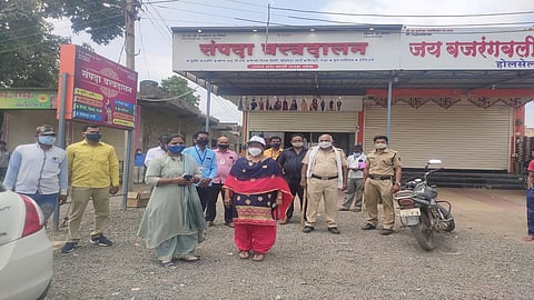 आडूळ (ता.पैठण, जि.औरंगाबाद) : अनेक व्यापारी व दुकानदारांवर नायब तहसीलदार कमल मनोरे यांच्या नेतृत्वाखालील पथकाने दंडात्मक कारवाई केली.