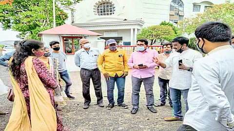 औरंगाबाद : महाराष्ट्र पब्लिक स्कूलच्या नववी, दहावीचा वर्ग बंद करण्याच्या निर्णयाविरोधात शाळेसमोर जमलेले पालक, मनसेचे पदाधिकारी.