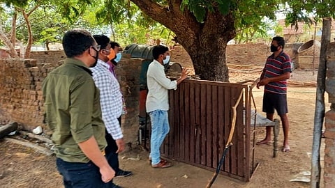 कोरोनाच्या दहशतीने आदिवासींची पुजाऱ्यांकडे धाव; जनजागृतीसाठी पायपीट