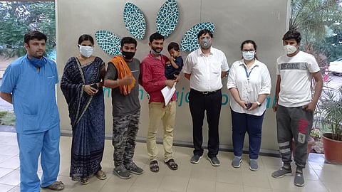 अहमदपूर (जि.लातूर) : पंधरा दिवस कोरोनाशी लढाई लढून घरी परताना अर्णव जाधव.