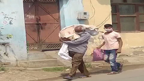 माणूसकी हरवली? मुलाचा मृतदेह खांद्यावर घेऊन बापानं शोधली वाट