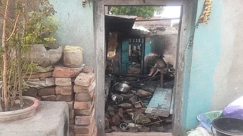 किट्टी आडगाव (ता. माजलगाव) : विद्युतप्रवाह उतरल्याने घराला आग लागली होती.