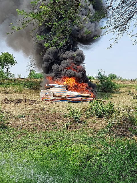 वाळू उपसा करणारी बोट