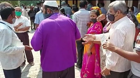 Video: औरंगाबादेत कोरोना लसीकरणासाठी गर्दी, नागरिकांना केंद्र बंद करण्याची धमकी