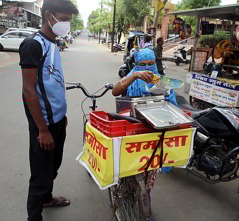 सायकलवर समोसे विकत ओढते संसाराचा गाडा; मातेचा मुलांसाठी संघर्ष