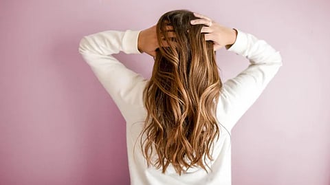 केसांच्या समस्येने त्रस्त आहात? जीवनशैलीत करा 'हे' पाच बदल