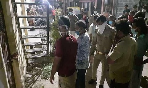 होम क्वॉरंटाईन बाप-लेकाचा मृत्यू; हातोड्यानं तोडला दरवाजा