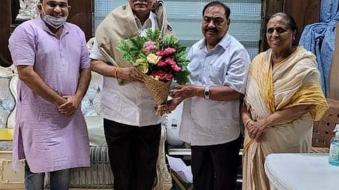 राजकारणातील सद्प्रसंग; कार्यकर्त्याचा वाढदिवशी नेत्याची भावस्पर्शी भेट