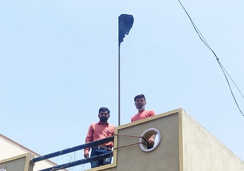 घरांवर काळे झेंडे