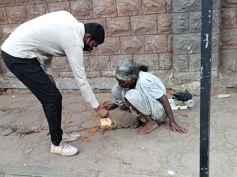 WhatsApp मुळे सापडली आई; महिन्याभरापासून होती बेपत्ता