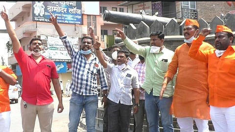 मराठा क्रांती ठोक मोर्चाचे मुंडण आंदोलन! मंत्र्यांच्या गाड्या फोडण्याचा दिला इशारा