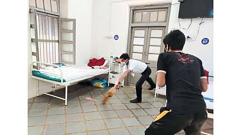 धक्कादायक: कोविड सेंटरमध्ये डॉक्टरच खेळू लागले क्रिकेट