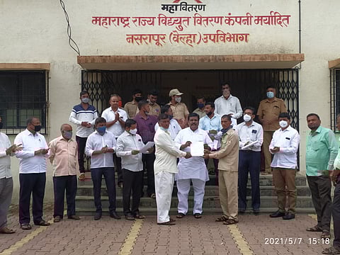 महावितरणाच्या कर्मचाऱ्यांवर खासदारांची कौतुकाची थाप