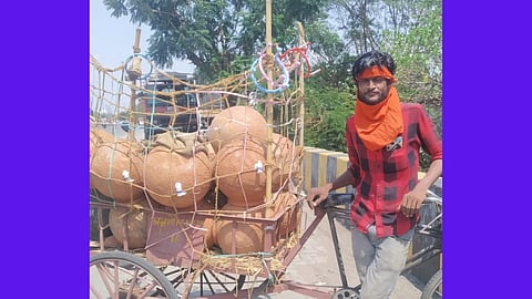 अवघ्या १०० रुपयांसाठी 'तो' फिरतो ५० किलोमीटर; भर उन्हात राजेशची जगण्यासाठी धडपड