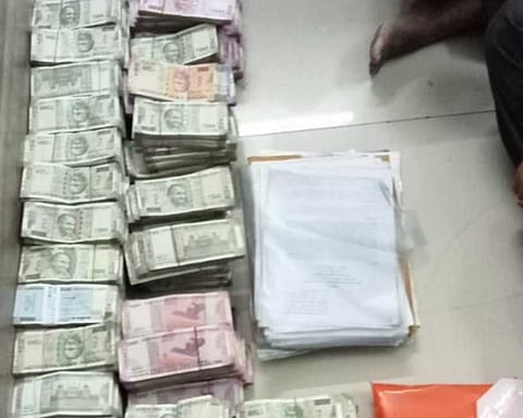 आरे CEO च्या घरात कचऱ्यात सापडले ३.५ कोटी रुपये