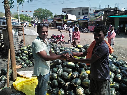 रस्त्यावर टरबूज विकणे