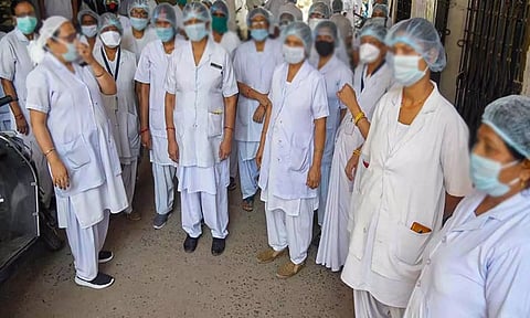 International Nurses Day : रुग्णांची अविरत सेवा करूनही तुटपुंजा पगार; परिचारिकांची व्यथा