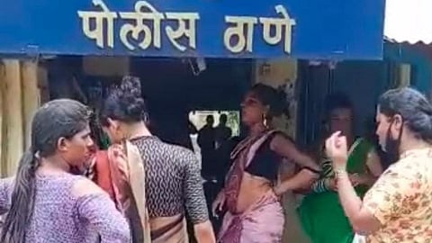 तृतीयपंथीयांनी पोलीस स्टेशनमध्ये घातला गदारोळ, पोलीसांनी घेतला काढता पाय