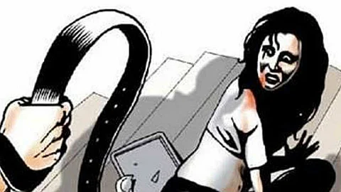 सामाजिक कार्यकर्त्या महिलेवर अत्याचार; महिलांशी करायचा चॅटिंग