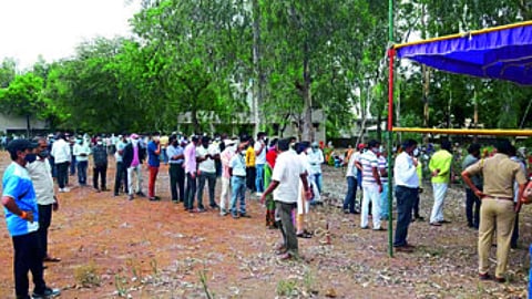 crowd for vaccination