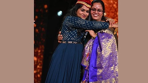Indian Idol 12 : सायलीने आईला दिला मराठमोळा नजराणा